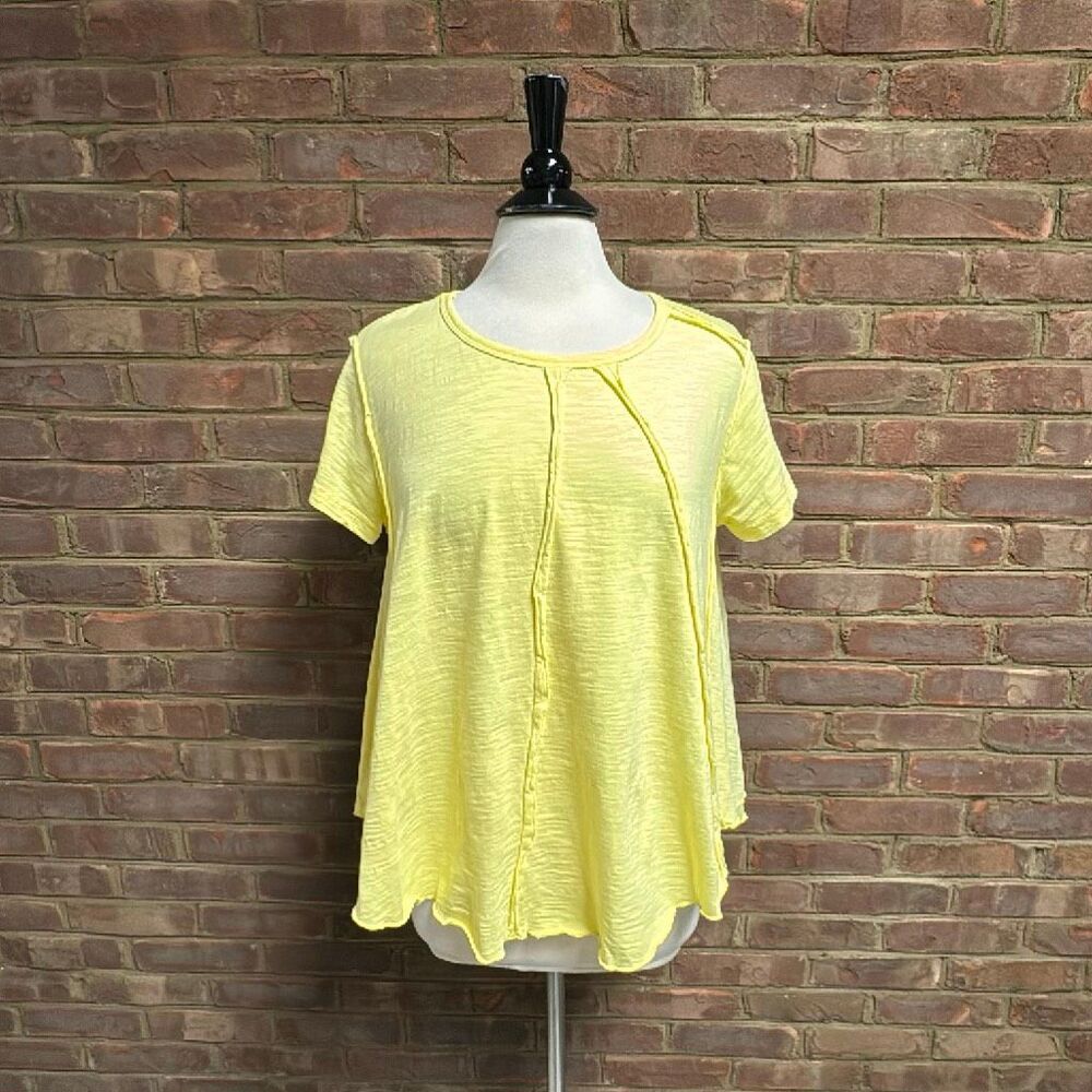 Easel Women’s Yellow Short Sleeve Swing Top Size Medium